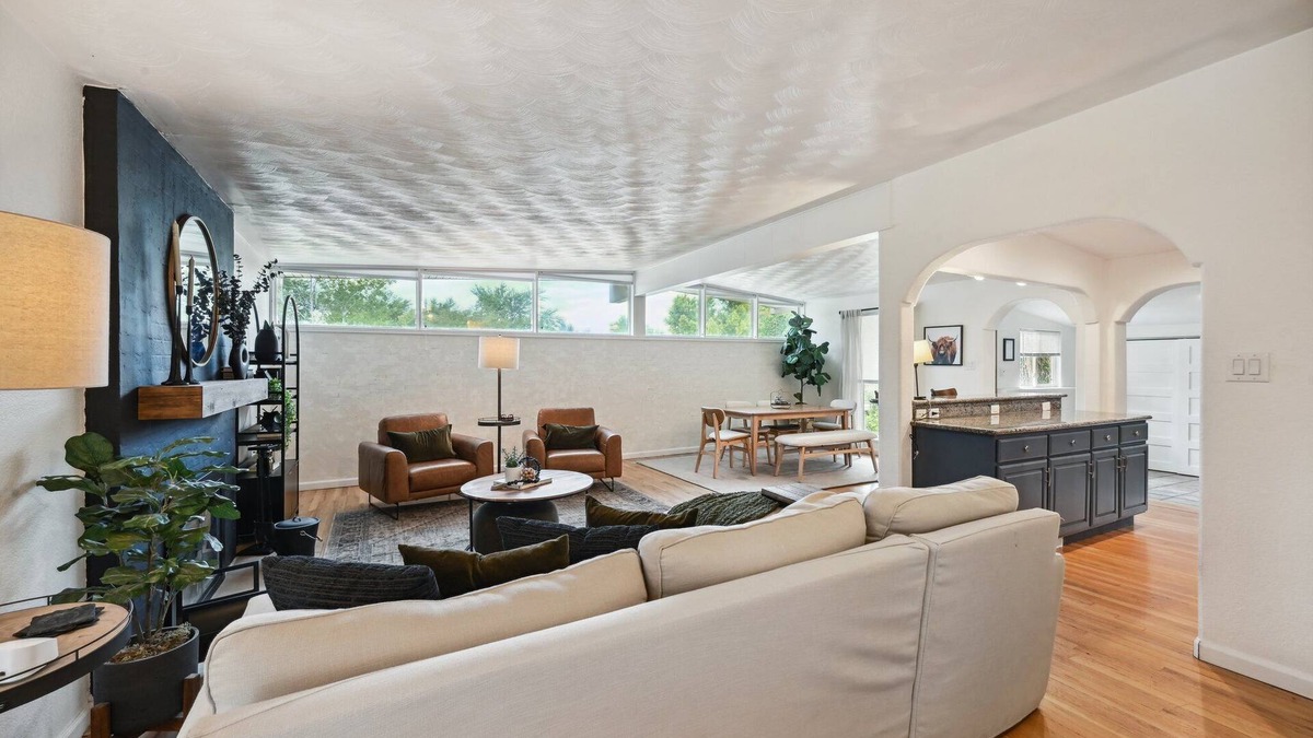Littleton House | Southwest Mid-Mod 5BR w/Big Yard, Hot Tub, Fireplace, A/C, WIFI, and Kitchen