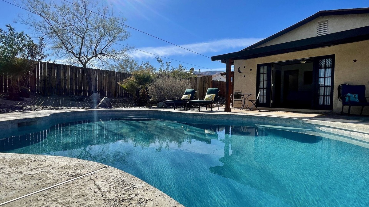 Twentynine Palms House | Southwest Modern ツ Private Pool ❤︎ 3 miles to north gate JTNP ツ AC ❤︎ Fireplace