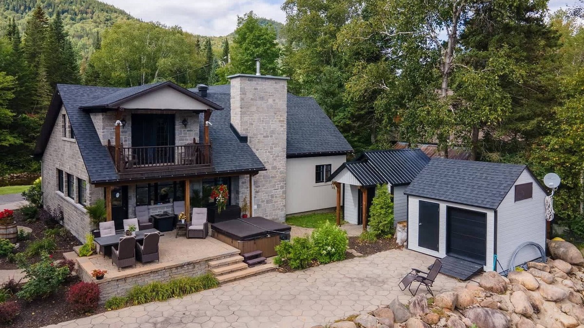 Saint-Brigitte-de-Laval Ski Chalet | Spa and river - Le Riverain