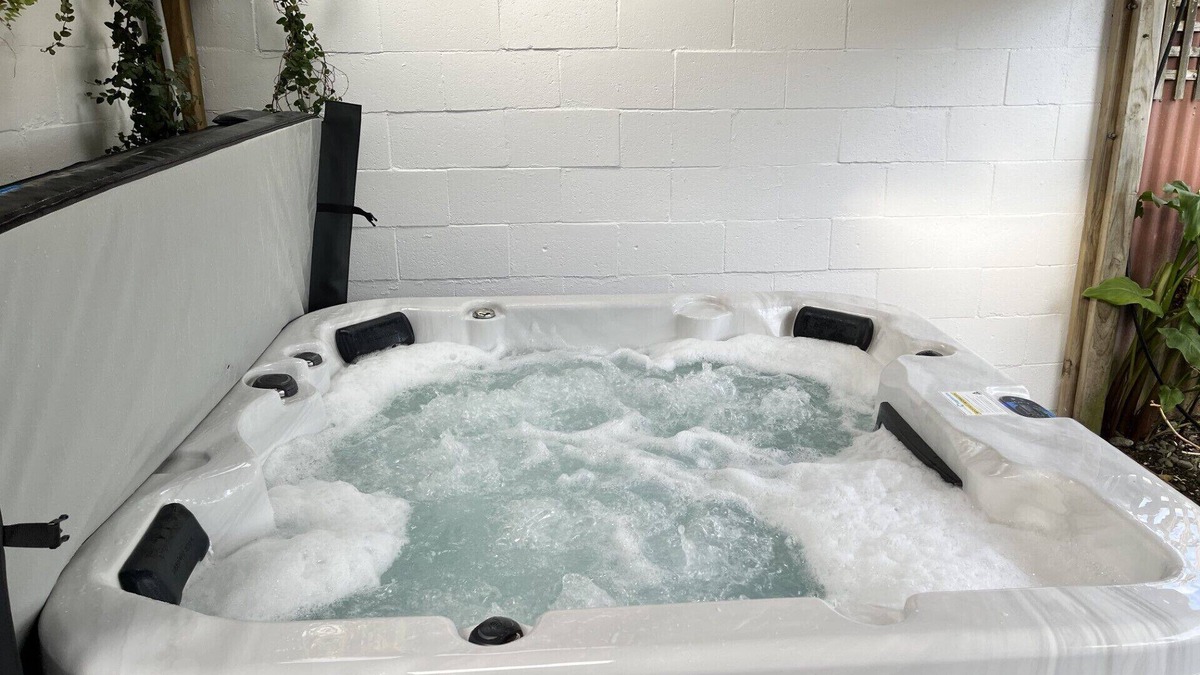 Petone House | Spa by the Sea -ideal for Family Holidays, Business Travel, or Away With Friends