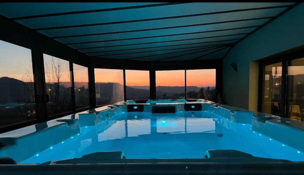 Severac-d'Aveyron Villa | spa de nage et jacuzzi à Séverac d'Aveyron