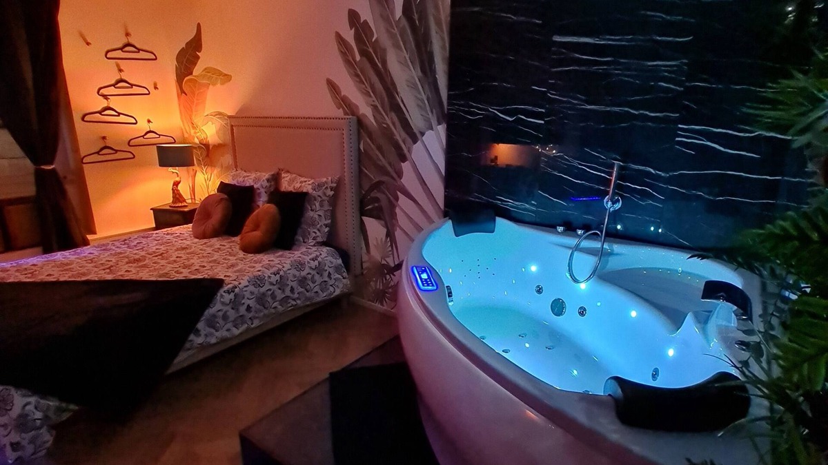 Macon Apartment | Spa, sauna, tropical rain sky, complimentary bottle, romantic night
