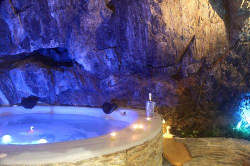 Collioure Apartment | Spa Troglodyte avec Cour, à 20m des Plages, LoveRoom avec Jacuzzi 'Le Ginkgo'
