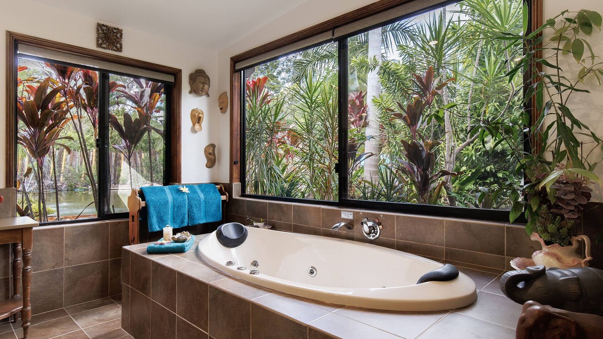 Doonan House | Spa with beautiful view, cozy fireplace - Beach 10 km - Eumundi Markets 6 km
