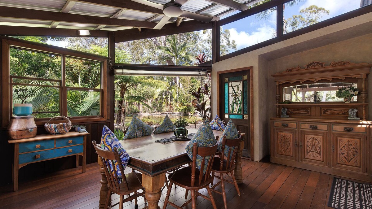 Doonan House | Spa with tropical garden view, cozy fireplace - Beach 10km - Eumundi Markets 6km