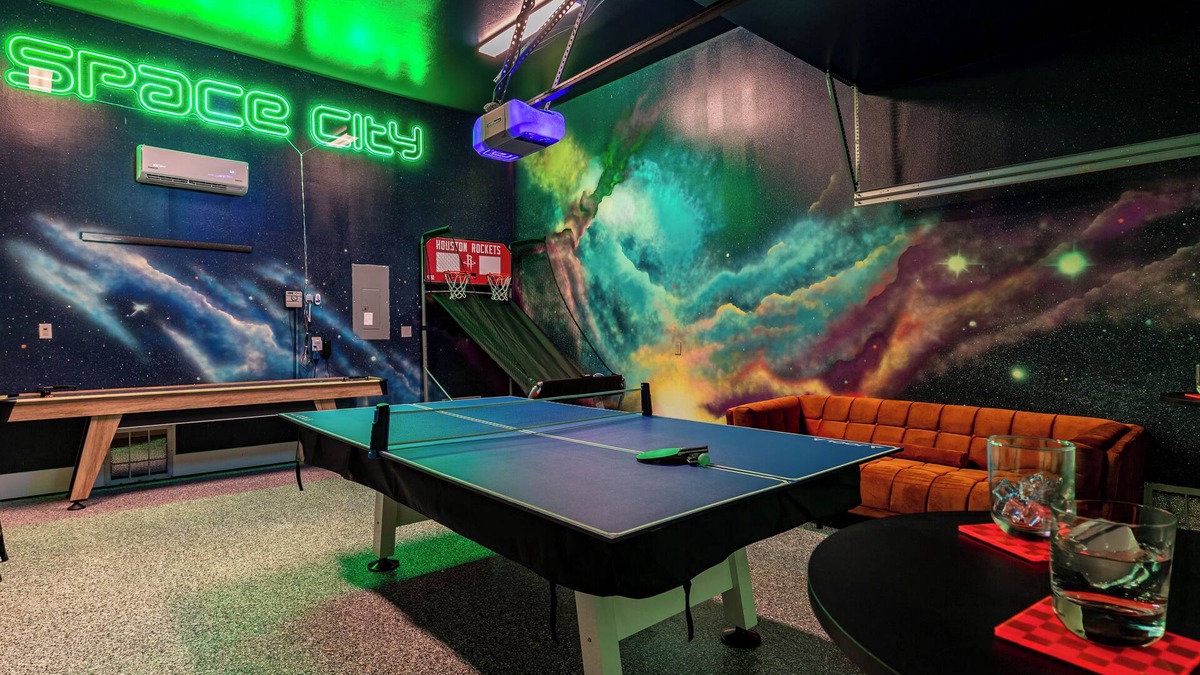 Riverside Terrace House | Space City - Prof. Design, Game Room, King BD