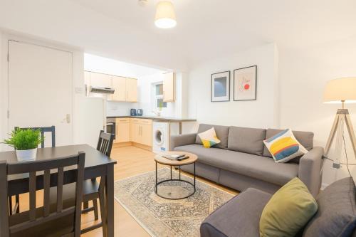 Roath Apartment | Space For Groups, 10 mins from centre with parking!