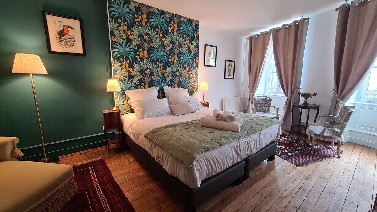 Chateauroux Bed & Breakfast | Spacieuse Chambre avec Lit King-Size, Salle d'Eau Privative et Petit-Déjeuner Inclus
