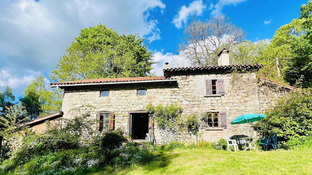 Ambert Other | Spacieuse maison en pierre de taille nichée à la lisière de la forêt!
