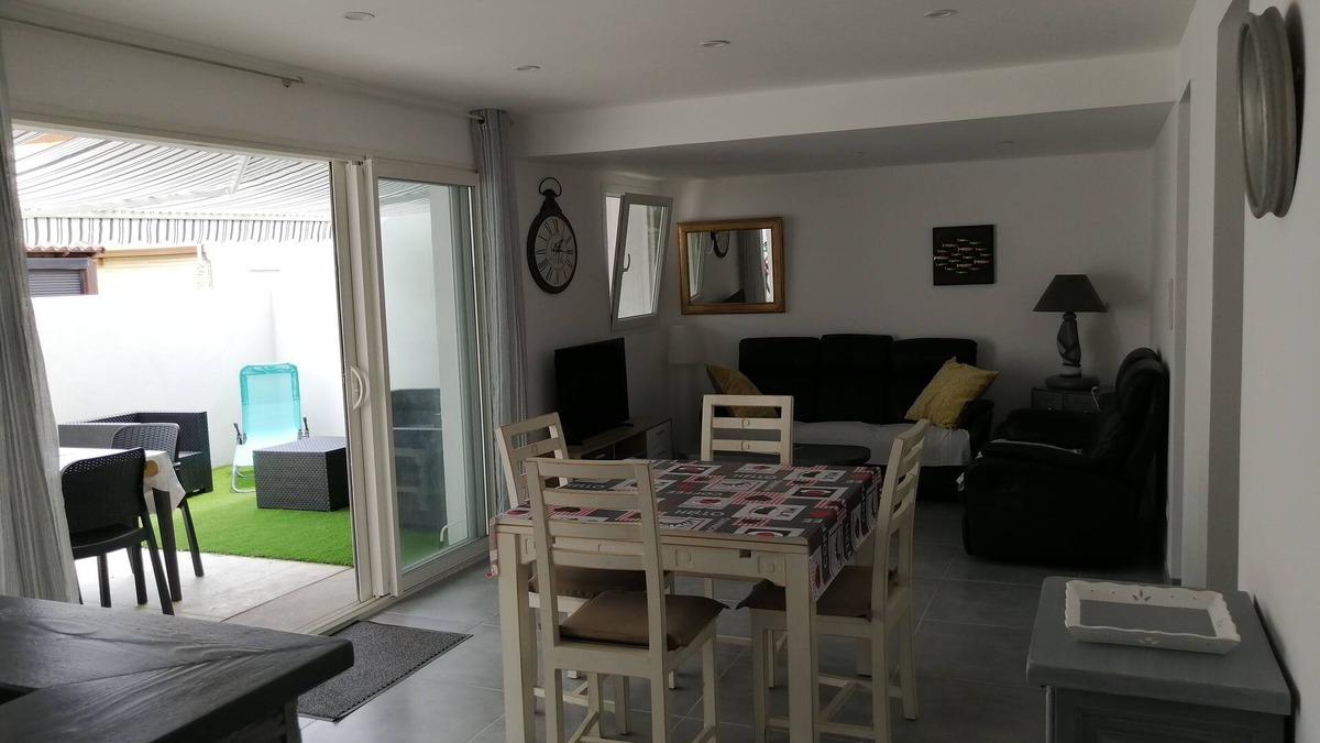 Gruissan Plage House | Spacieux Chalet et Grande Terrasse, Plage des Chalets, Gruissan Plage