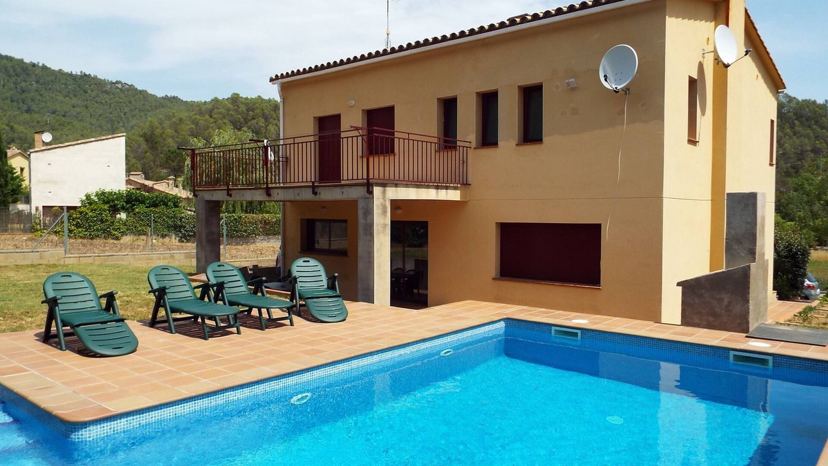 Sant Llorenc de la Muga House | Spacious 5 bedroom house with large private swimming pool and garden