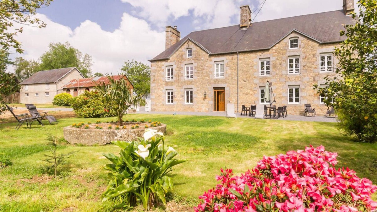 Le Grippon Cottage | Spacious Countryside House with Garden, BBQ, and Games Near Mont St-Michel