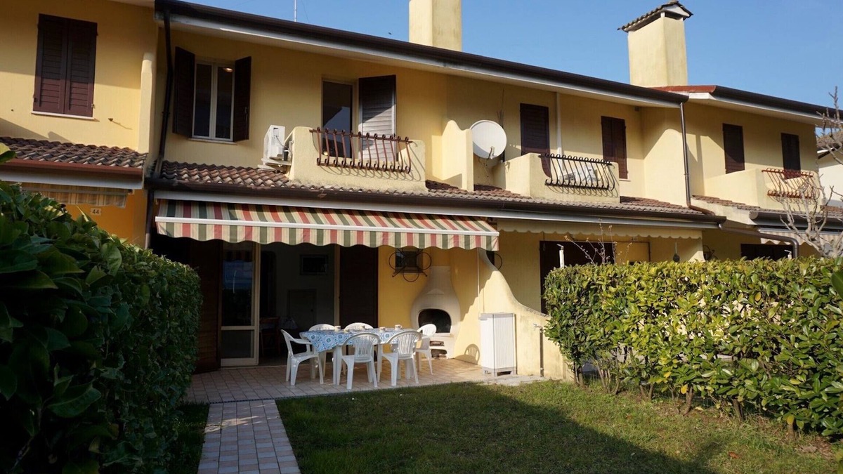 Porto Santa Margherita Villa | Spacious villa with private garden and shared pool