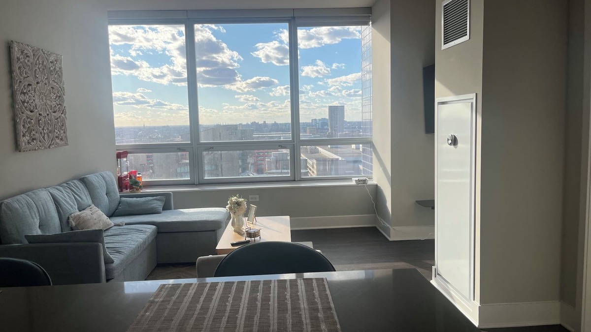 The Loop Apartment | Spacious 1 bd sleeps 4 quiet and near Michigan Ave. free gift