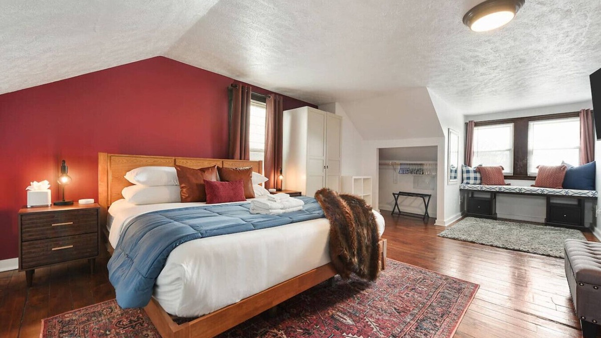 Millvale Apartment | Spacious 1 bedroom Close to Downtown and Stadiums