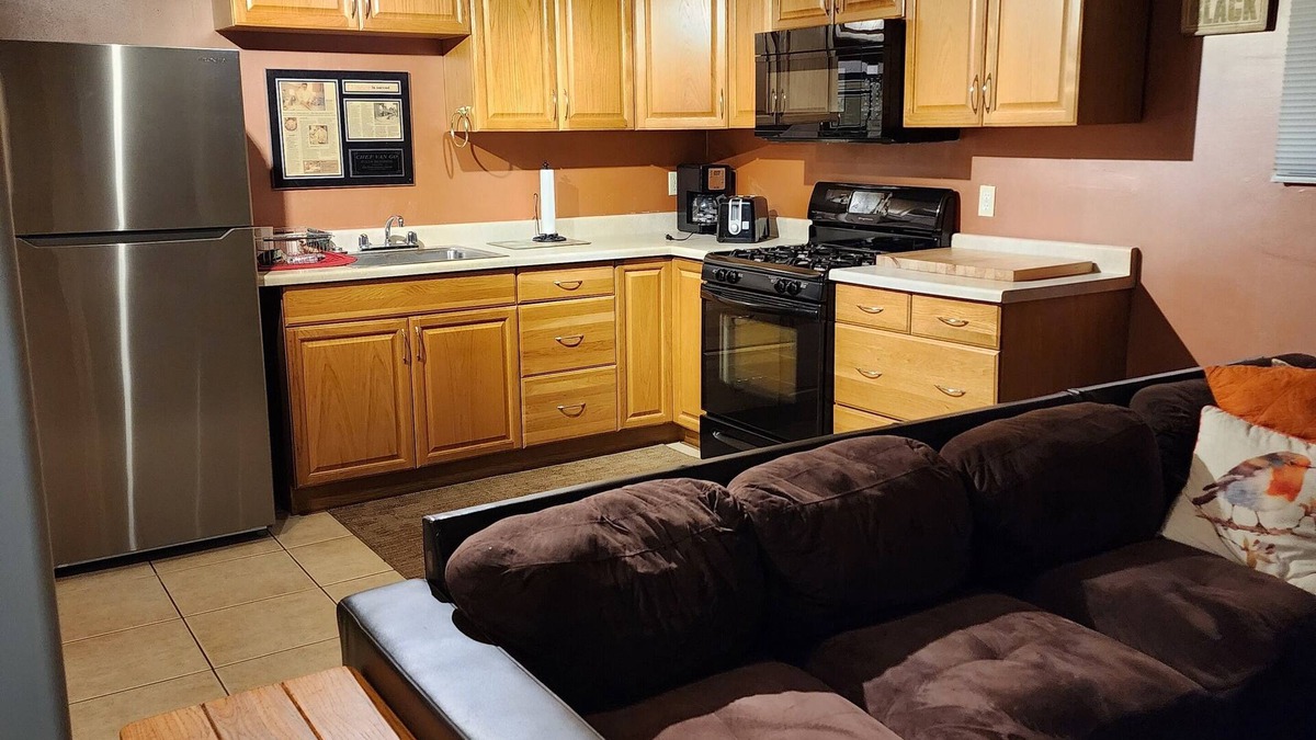 West University Apartment | Spacious 1 bedroom, free wifi, laundry, kitchen. Walk to UNR and Casinos.