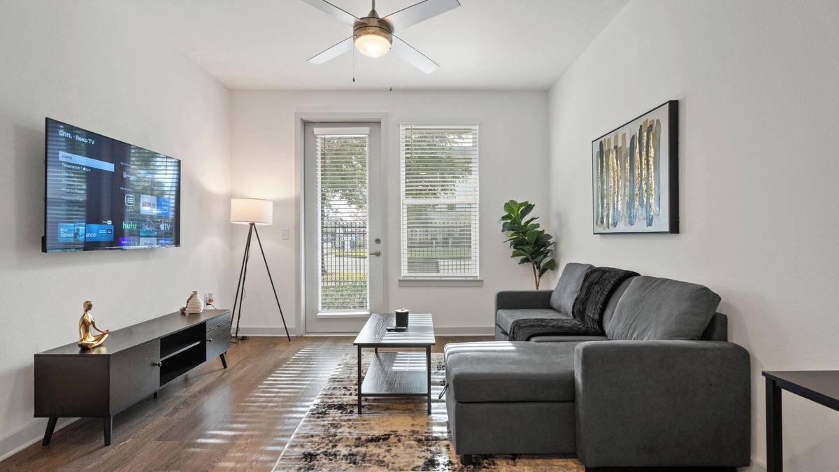 Arlington Apartment | Spacious 1 BR Apt/King Bed/Pool/Gym/Close 2 Beach