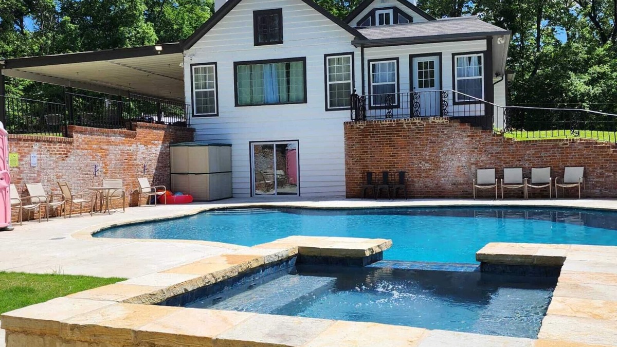 Raleigh House | Spacious 10-bedroom Compound with Pool, Hot tub and strong Wi-fi
