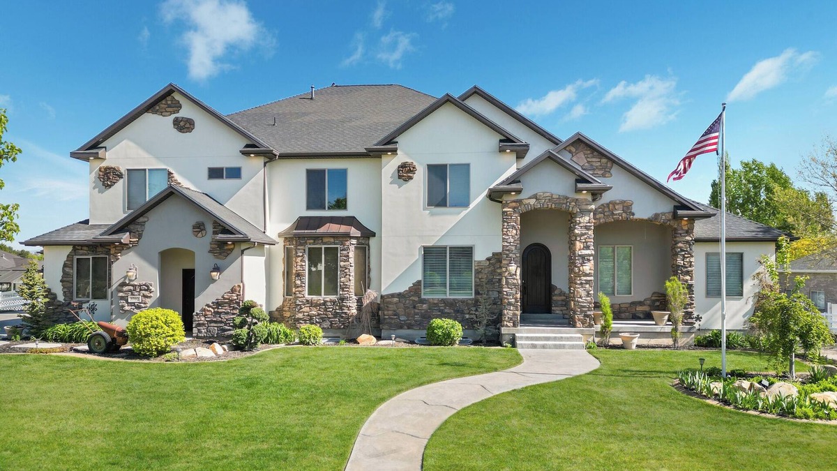 Bluffdale House | Spacious 10-bedroom house with AC, fitness room in charming Bluffdale