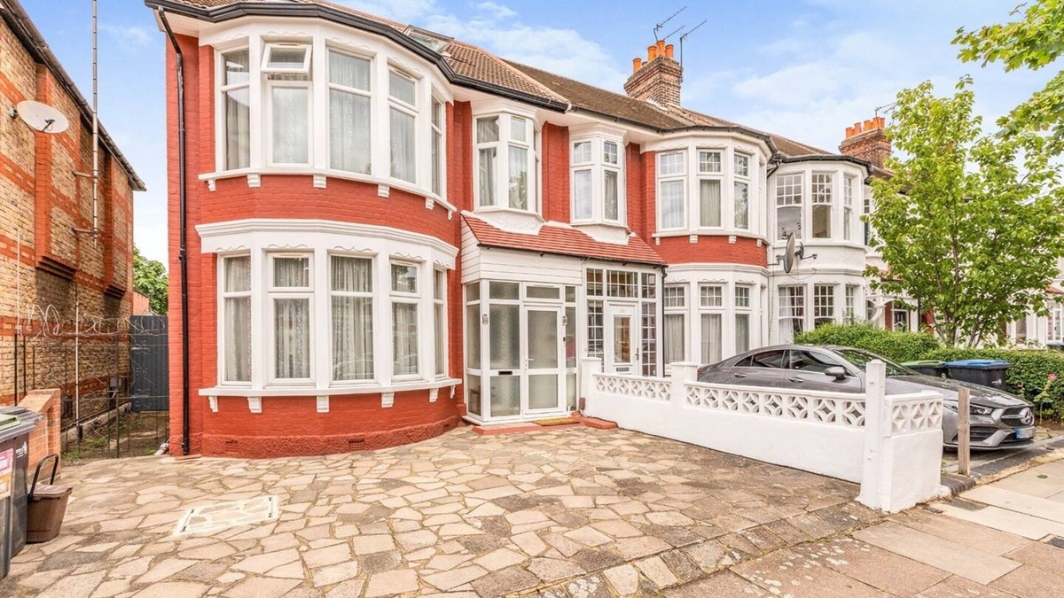 Bowes House | Spacious 10-Guest Home in N13 – Stylish, Comfortable & Great Location