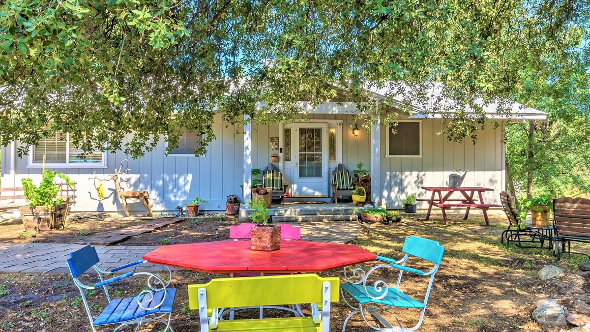 Oakhurst House | Spacious- 11 min to Yosemite toll- 13 guests- 7+ beds, pet- game room- 2000 Ft