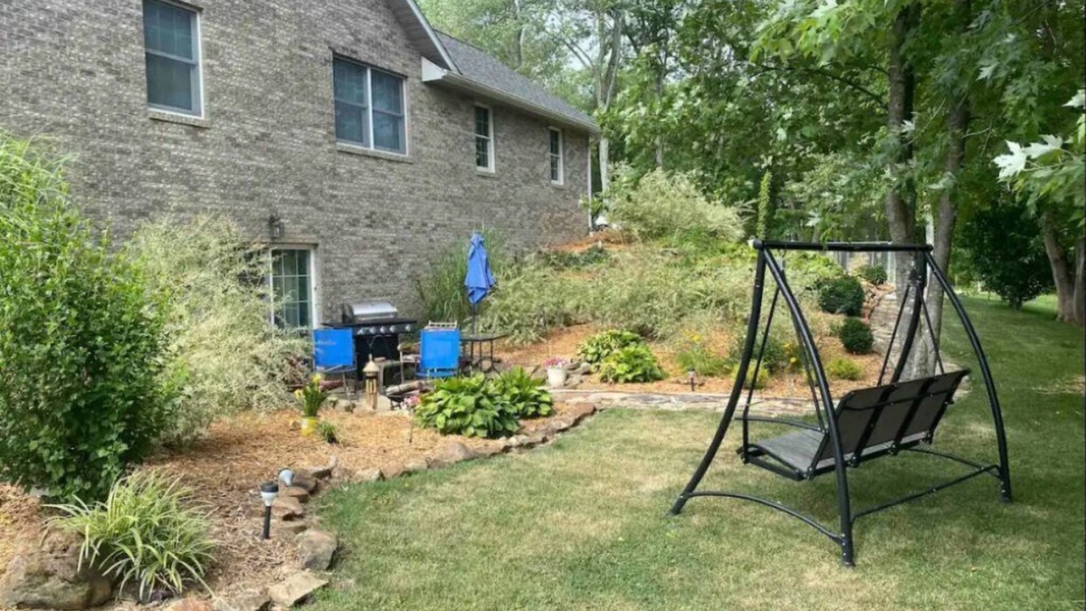 Huntingburg House | Spacious 1450 sf 2 BR Private Suite w/Dog Fe