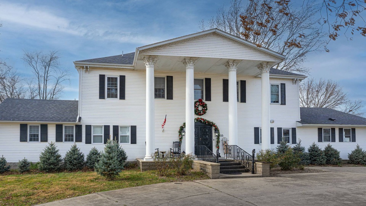 Marissa House | Spacious 1845 Mansion with modern amenities. Loved by large groups, 5bd/4.5ba!