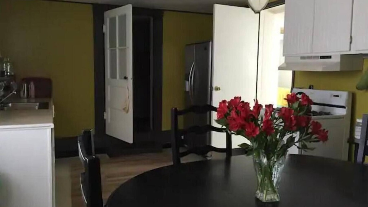 West Alameda Apartment | Spacious 1906 Victorian in-law apartment