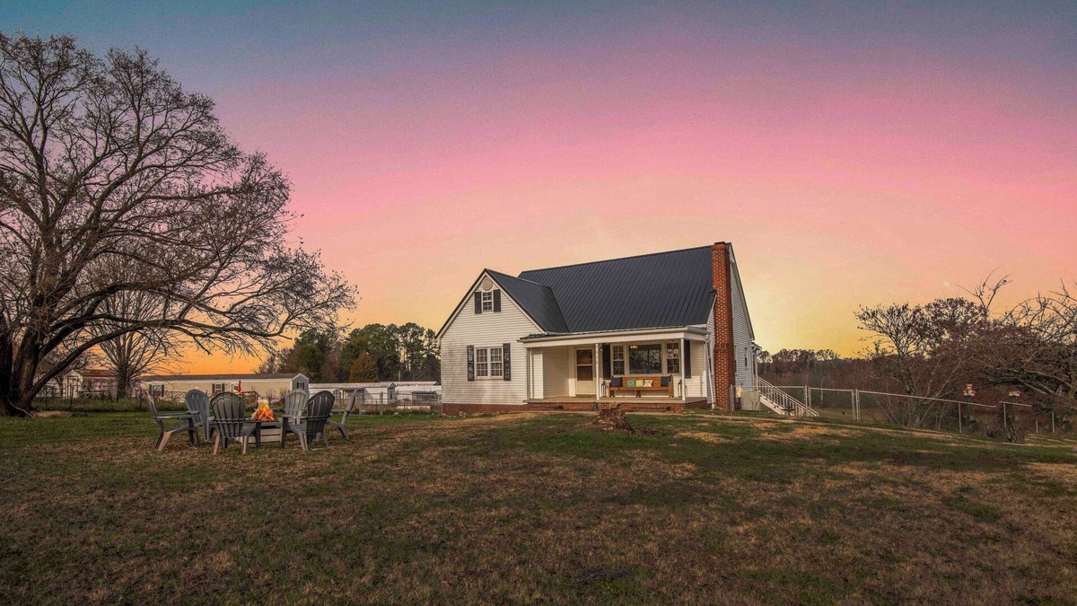 Mount Vernon House | Spacious 1952 4-bedroom farmhouse in charming Maryville with Gameroom