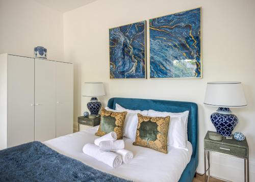 Hampton Wick Apartment | Spacious 1BR Apartment with River Thames View