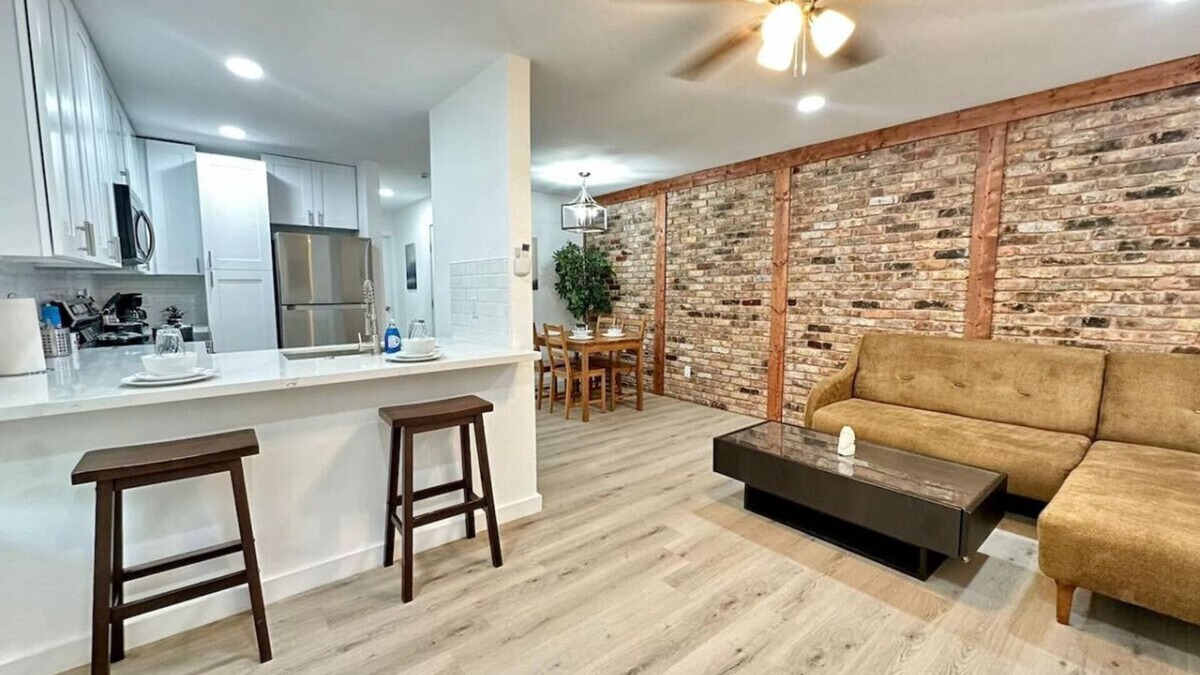 Neartown Apartment | Spacious 1BR in Montrose Near Downtown & Nightlife