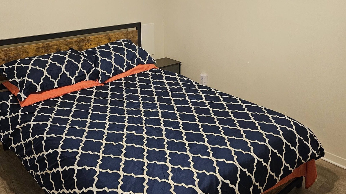 Palatka Apartment | Spacious 1BR unit available on a partitioned street. No traffic!