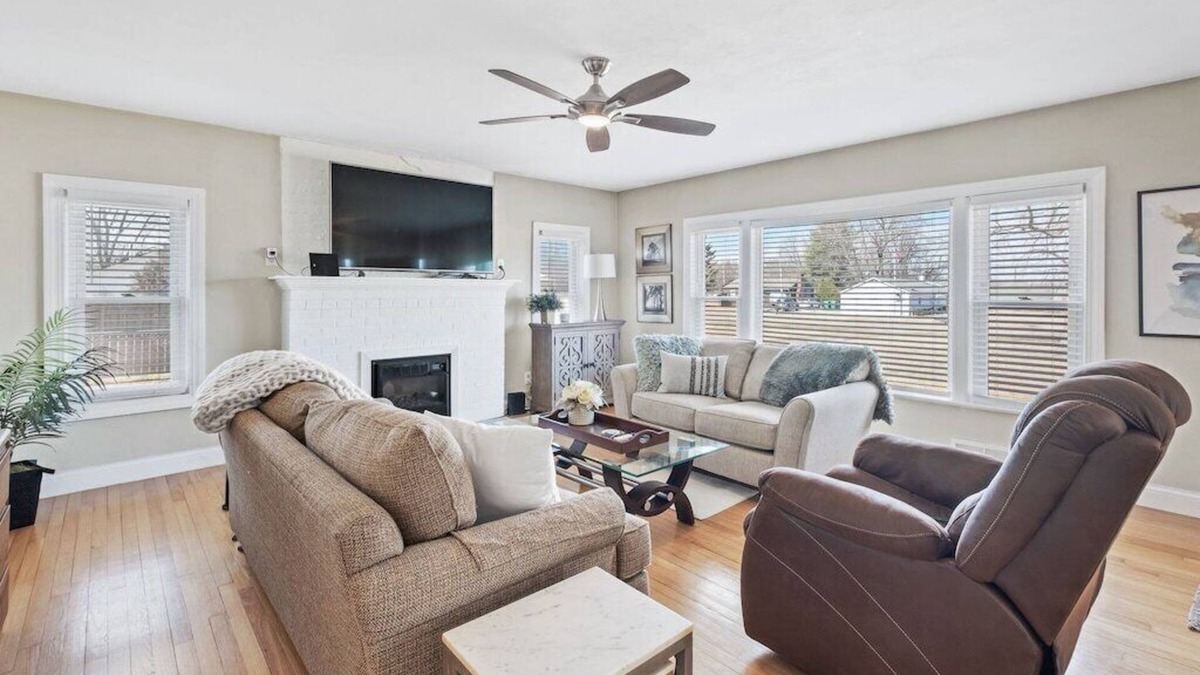 Belleville House | Spacious 2/1 w/large yard only 20 min to STL Arch