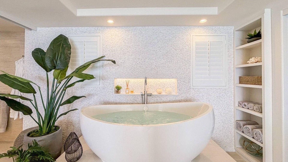 Diamond Head - Kapahulu - St. Louis Condo | Spacious 2 Bdrm Remodeled Oceanfront 01 unit