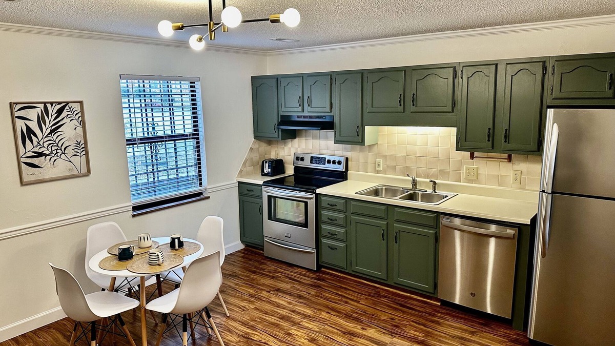 Knoxville Condo | Spacious 2 Bed, 1.5 Bath Condo. Safe, Clean & Stylish 4.3 miles to Downtown/UT