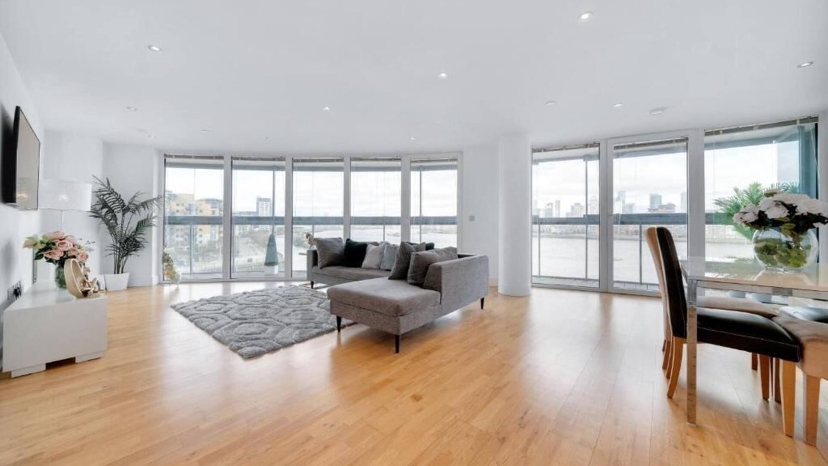 Greenwich West Apartment | Spacious 2-Bed 2-Bath Apartment with River Views Ideal for Long Stays