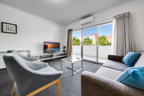 Greenway Apartment | Spacious 2-Bed Conveniently by Lake Tuggeranong