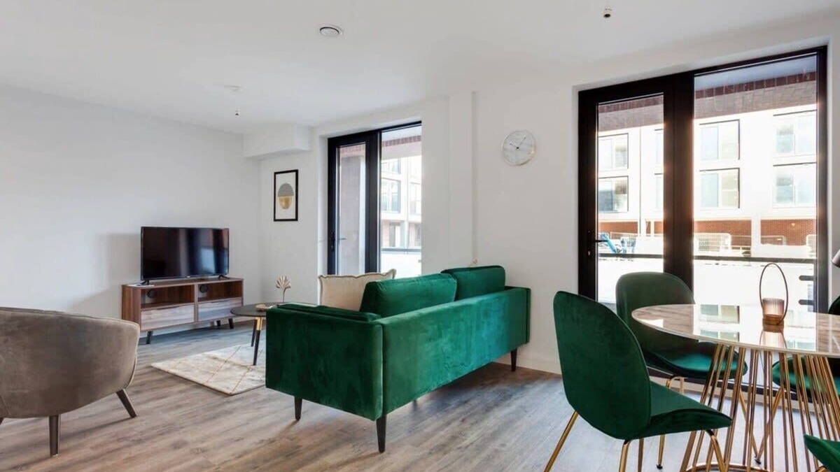 Bordesley Apartment | Spacious 2 Bed Flat In Birmingham With Parking