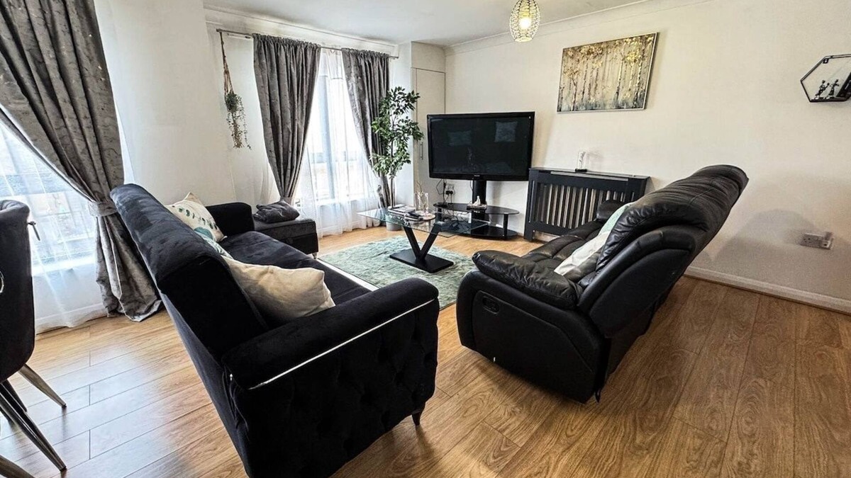 Preston Apartment | Spacious 2 Bed flat/Parking near Wembley Stadium