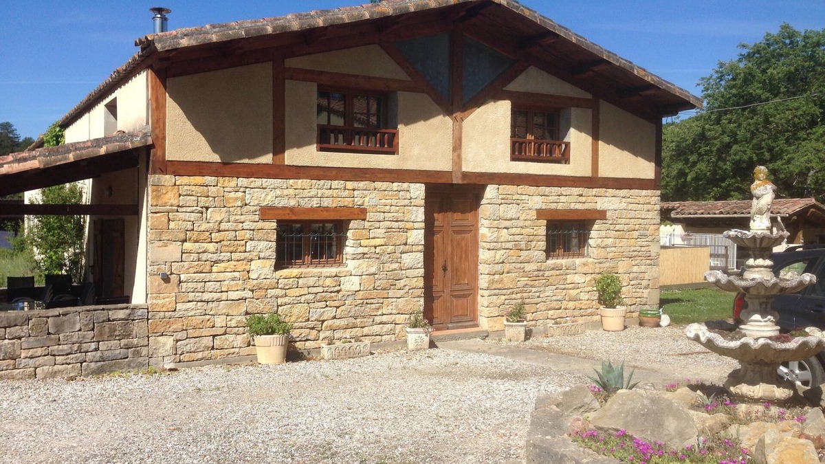 Arques House | Spacious 2 Bed Gite, Arques, Aude, Pool, Hot Tub and Free Wi-fi.