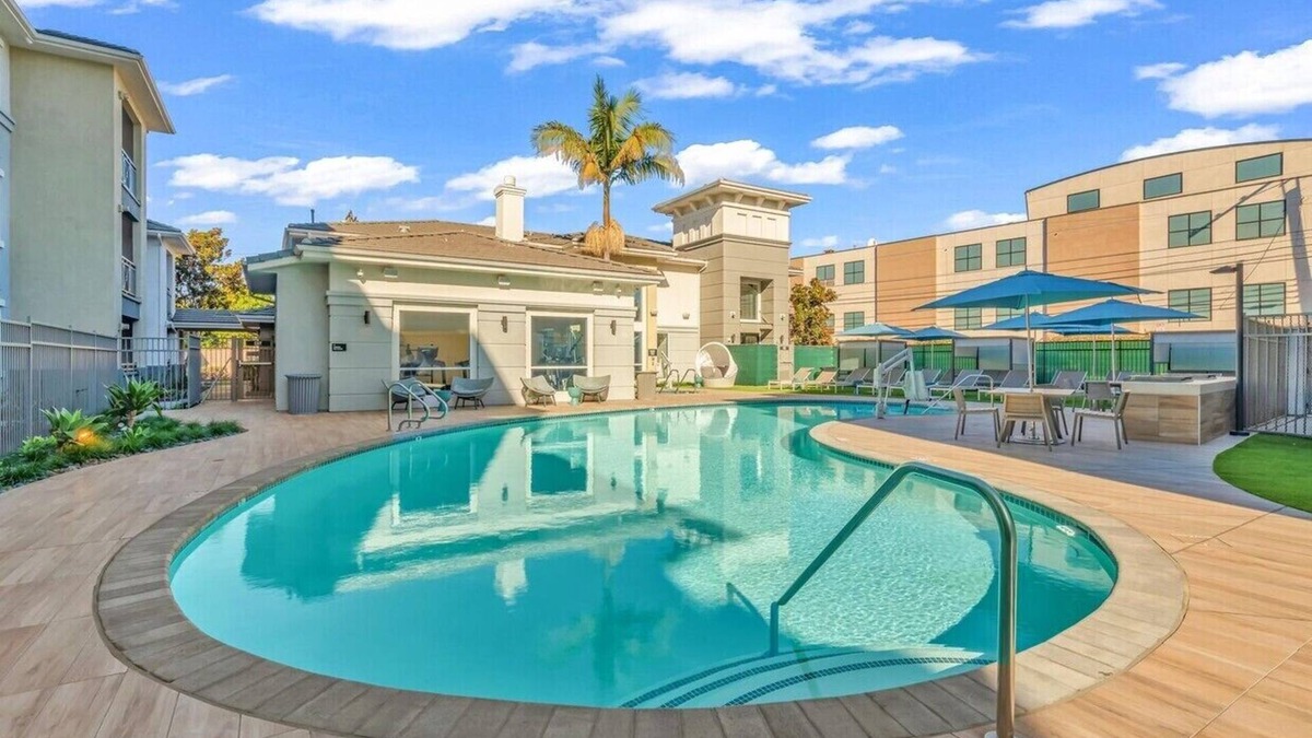 Marina del Rey Apartment | Spacious 2-bedroom apartment with pool, gym and free parking in adorable MdR!