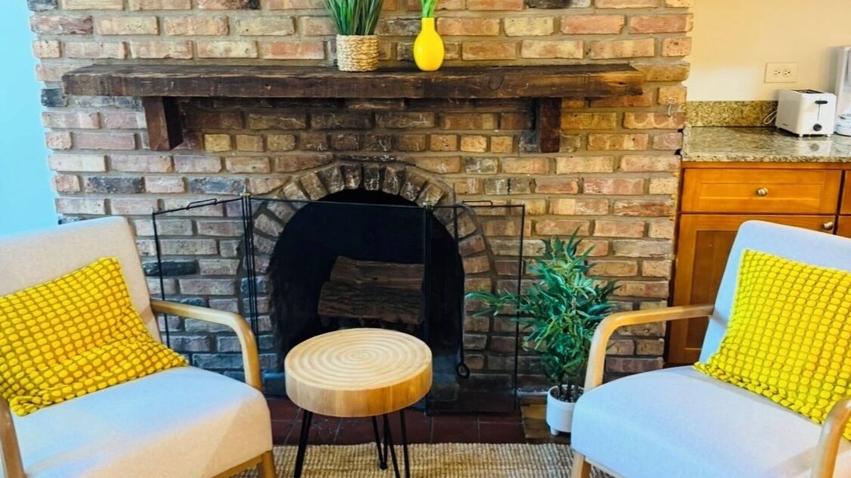 Sheffield Neighbors Apartment | Spacious 2-bedroom apartment with AC in vibrant Chicago