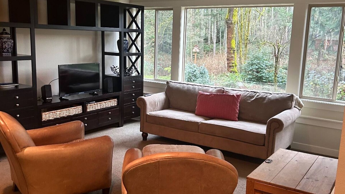 Sammamish House | Spacious 2-Bedroom Basement Suite, fully furnished.