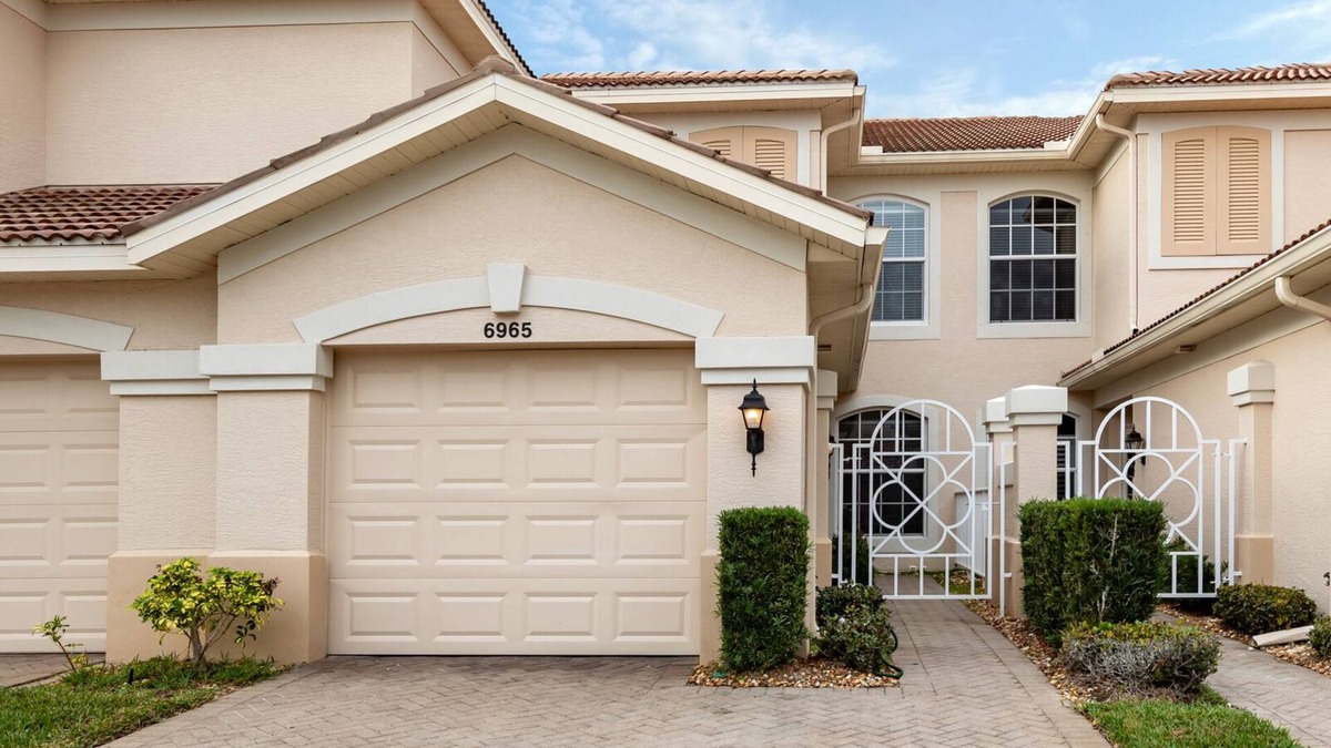 Palmer Ranch Condo | Spacious 2 bedroom+ den condo in Arielle on Palmer Ranch condominiums for rent