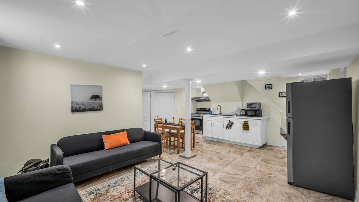 Newtonbrook House | Spacious 2 Bedroom Guest Suite in North York