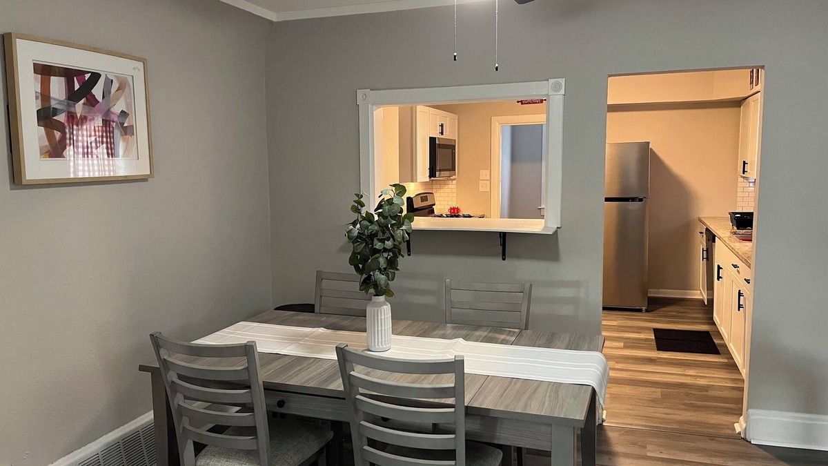North Milwaukee House | Spacious 2-bedroom house with AC, 15min from Downtown Milwaukee