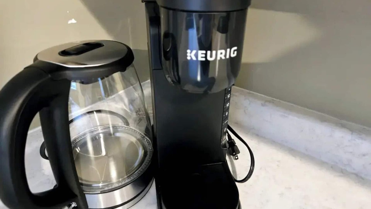 Willoughby House | Spacious 2-bedroom suite with 3 beds in Langley Willoughby