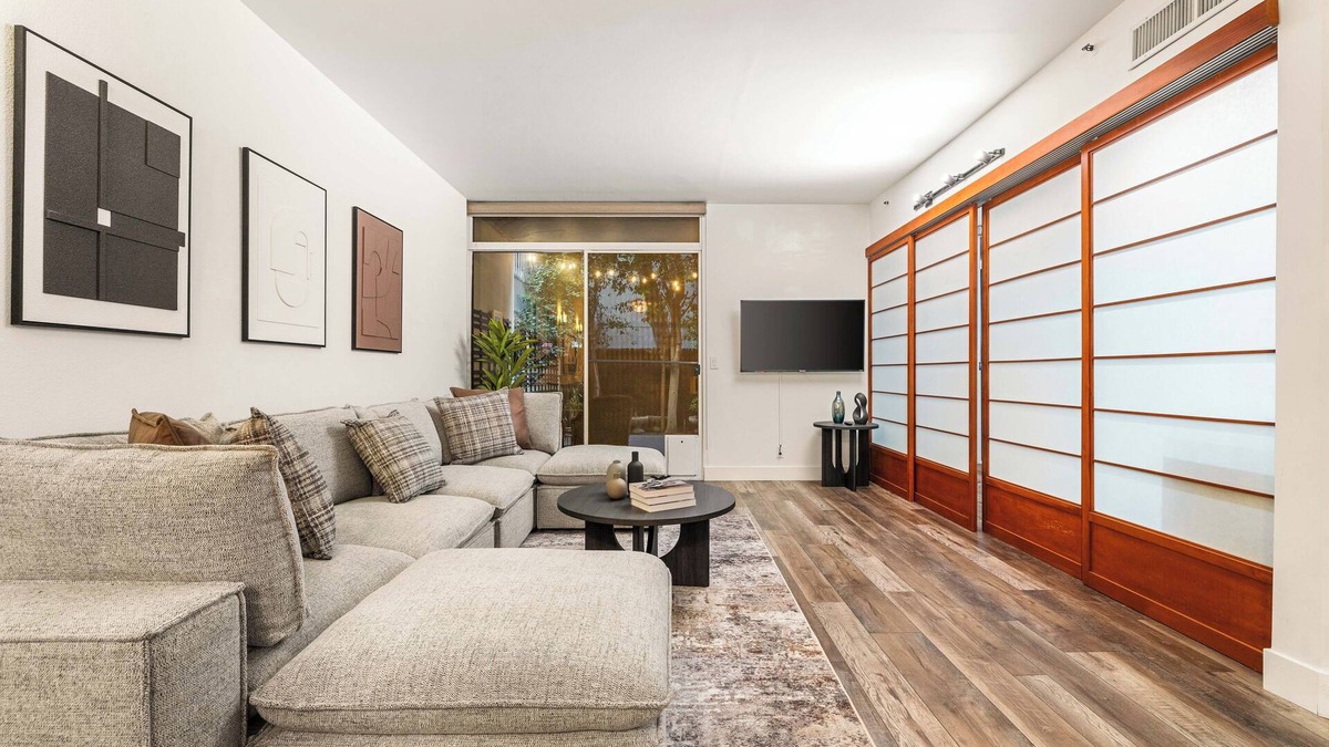 Downtown Los Angeles Condo | Spacious 2 Bedroom Condo in DTLA, Large Private Patio, Pets Welcomed