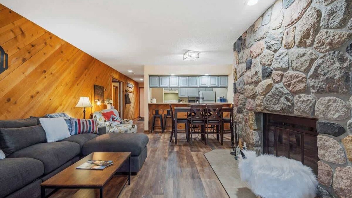 Bellaire Condo | Spacious 2-Floor Condo Ideal for Larger Families or Groups, Featuring Golf Acces