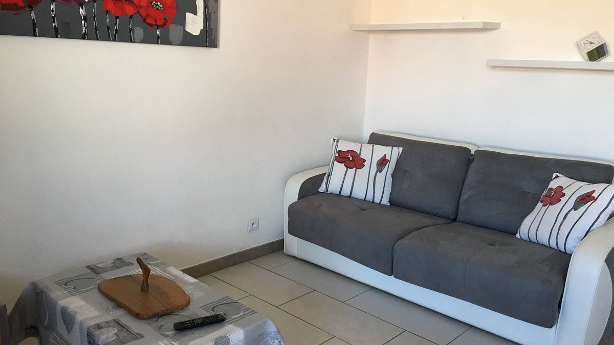 La Londe-les-Maures Apartment | Spacious 2* air-conditioned T2 apartment between the Mediterranean and the Massif des Maures